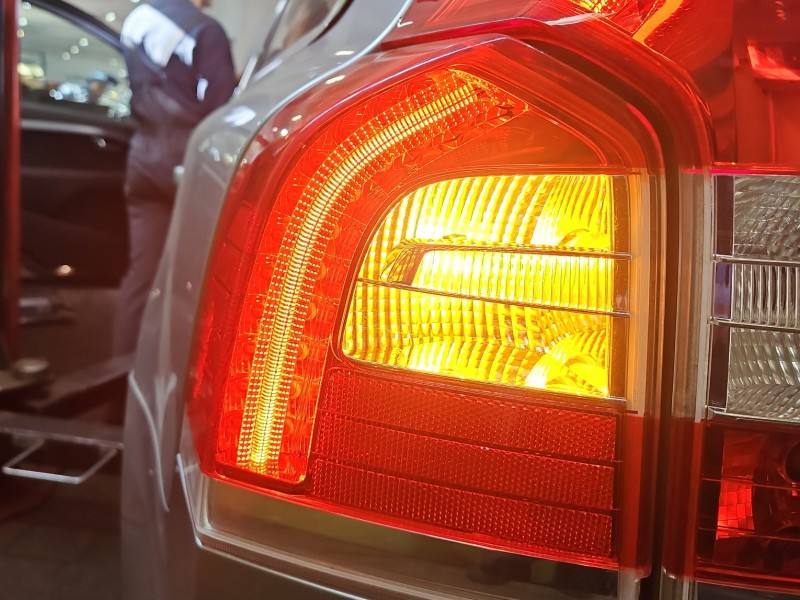 Ліхтар задній лівий Volvo V70 — фото деталі 2