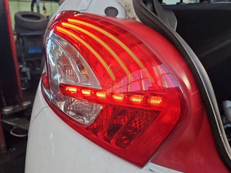Ліхтар задній лівий Peugeot 208 9672628280