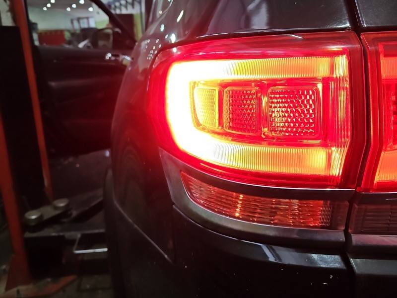 Ліхтар задній лівий Jeep Grand Cherokee P68110001AC