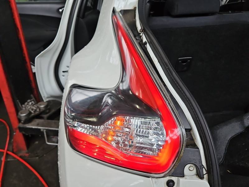Ліхтар задній лівий Nissan Juke L90049815 — фото деталі 2