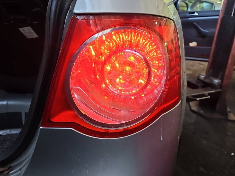Ліхтар задній правий Volkswagen Jetta 1K5945096G