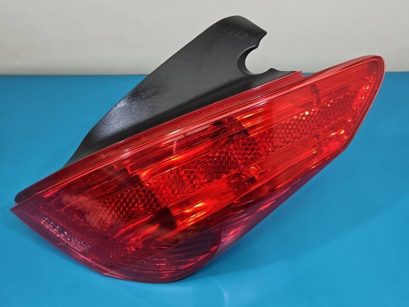 Ліхтар задній правий Peugeot 308 9680425680