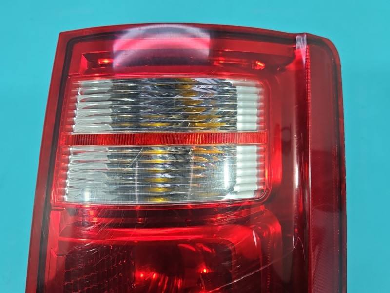Фонарь задний правый Dodge Caravan — фото детали 2