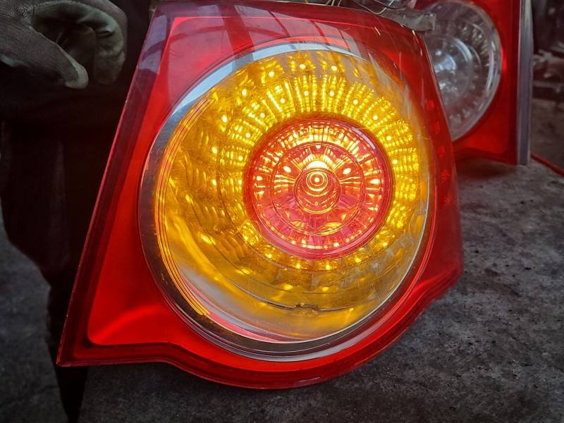 Ліхтар задній правий Volkswagen Jetta 1K5945096G
