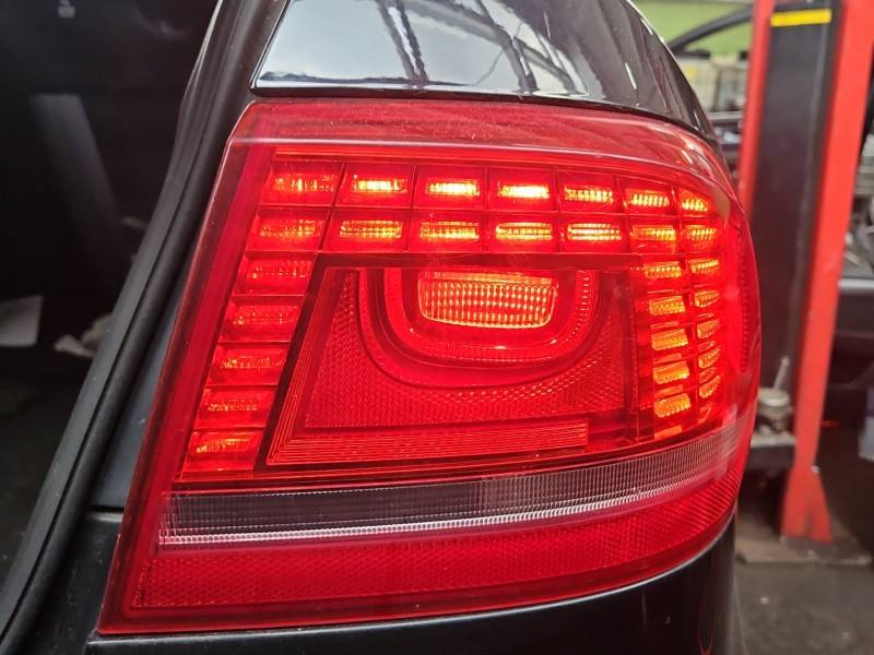 Ліхтар задній правий Volkswagen Passat B7 3AE945208B