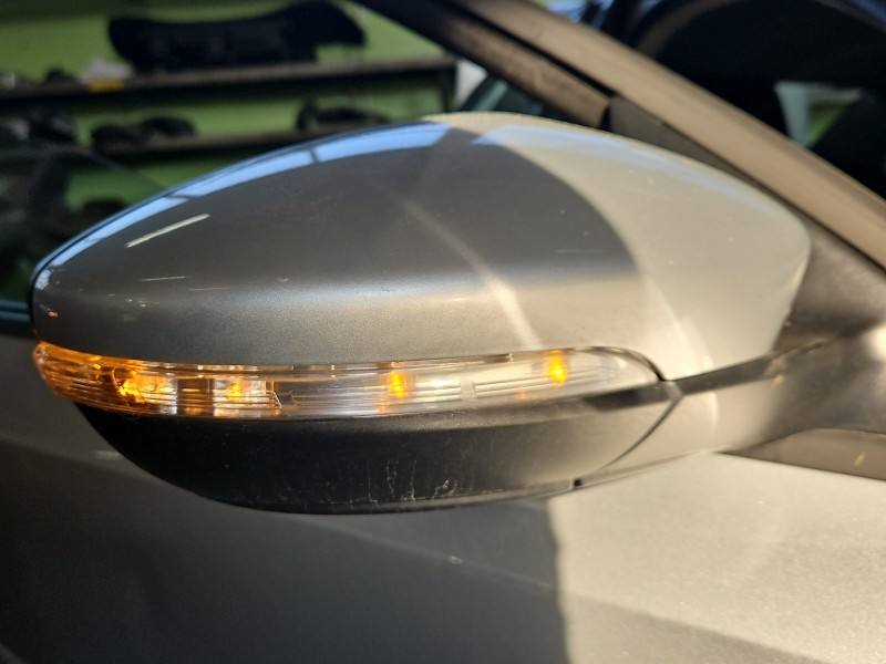 Дзеркало заднього виду праве Volkswagen Jetta