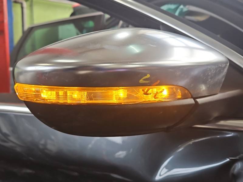 Дзеркало заднього виду праве Volkswagen Passat B7 3C0857934A