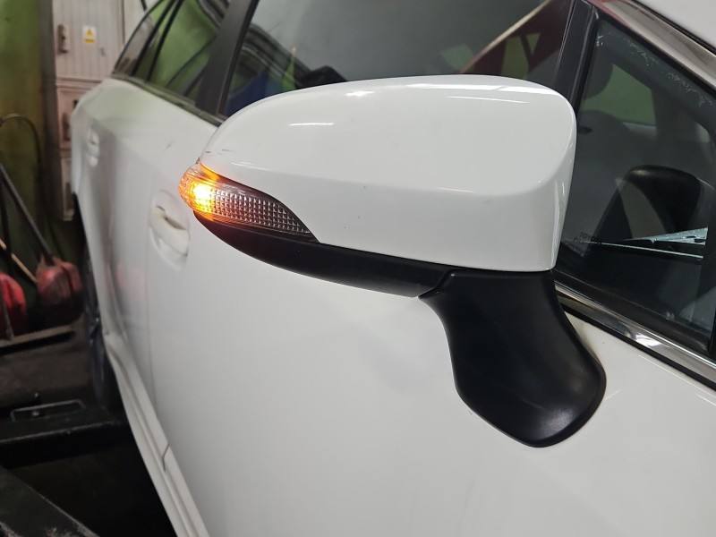 Дзеркало заднього виду праве Toyota Avensis T27