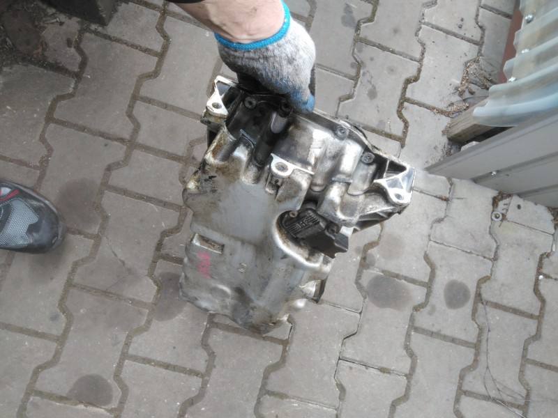 Масляний піддон двигуна Volkswagen Passat B6 — фото деталі 3