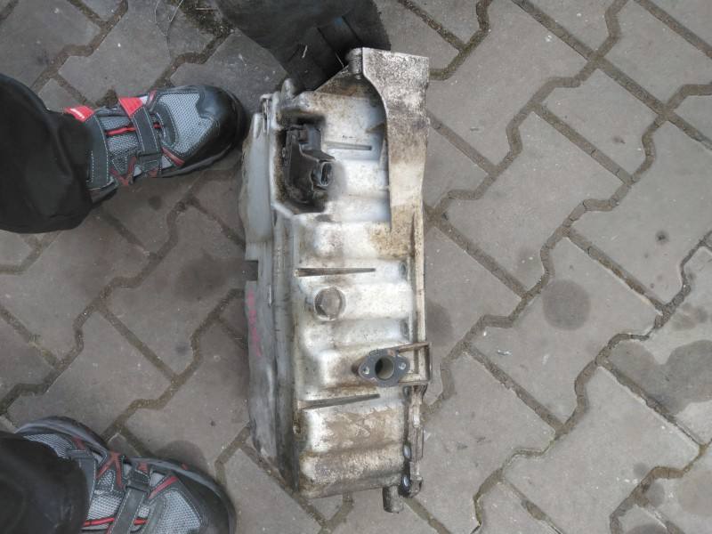 Масляний піддон двигуна Volkswagen Passat B6 — фото деталі 9