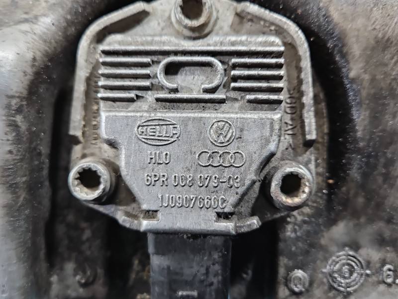 Масляний піддон двигуна Volkswagen Passat B6 1J0907660C — фото деталі 8