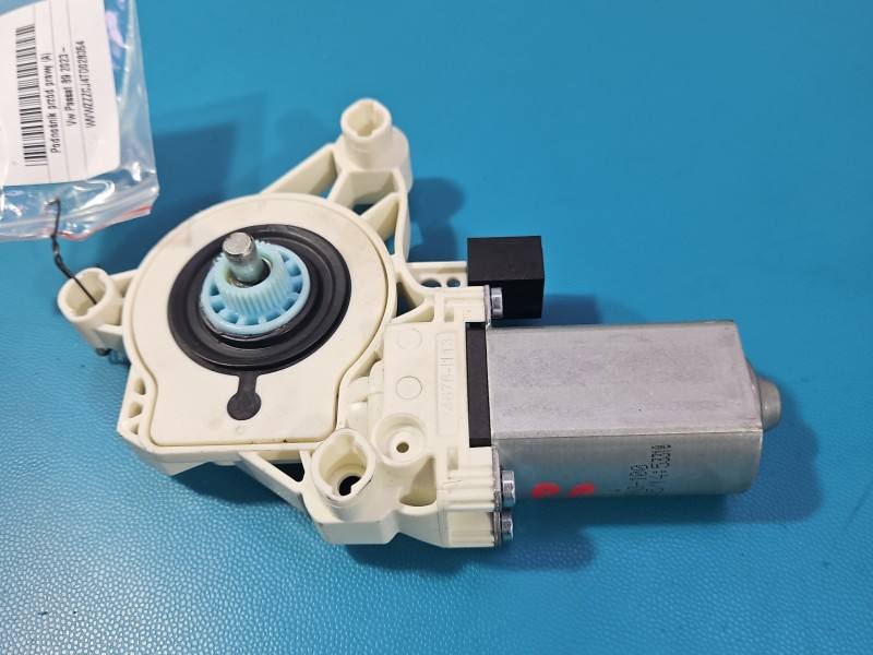 Склопідйомник передній правий Volkswagen Passat B9 4K0959802