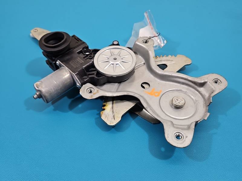 Склопідйомник задній правий Lexus CT 85720-60320