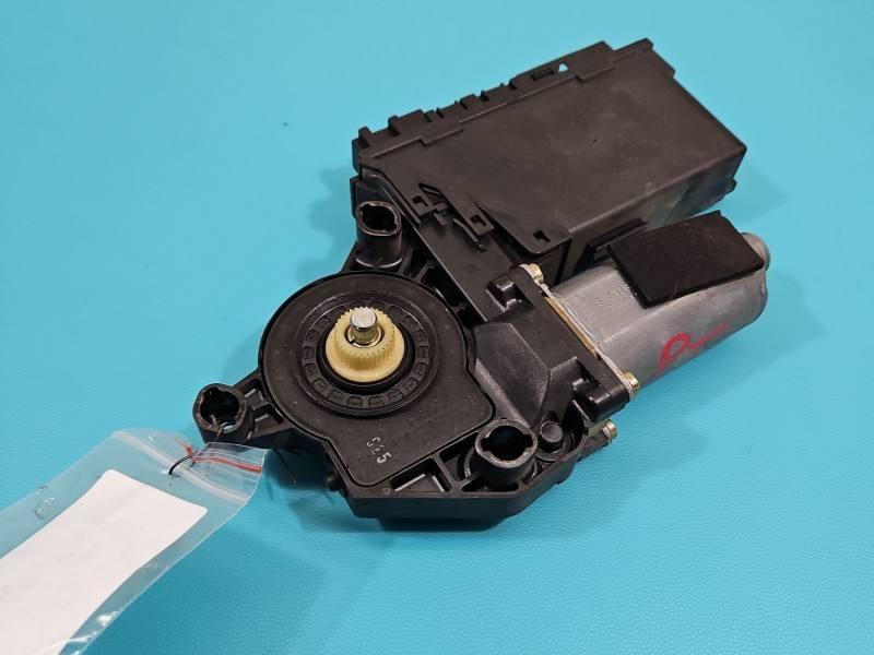 Стеклоподъемник задний правый Audi A2 8Z0959802A