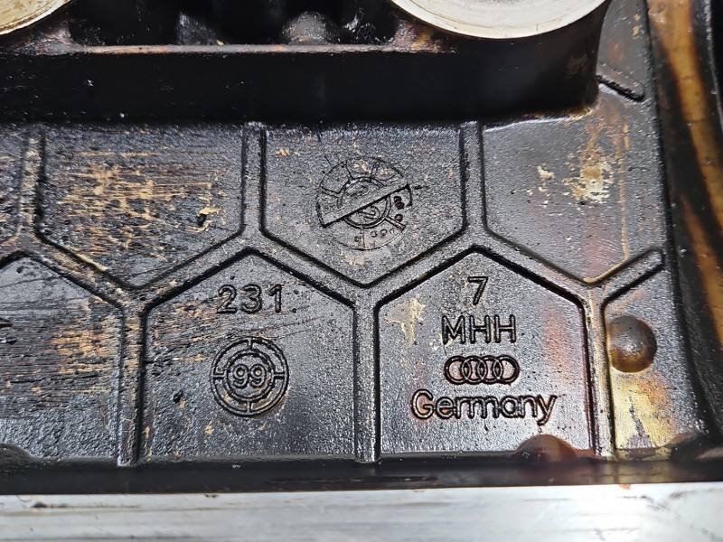 Клапанная крышка Audi A3 8L — фото детали 4