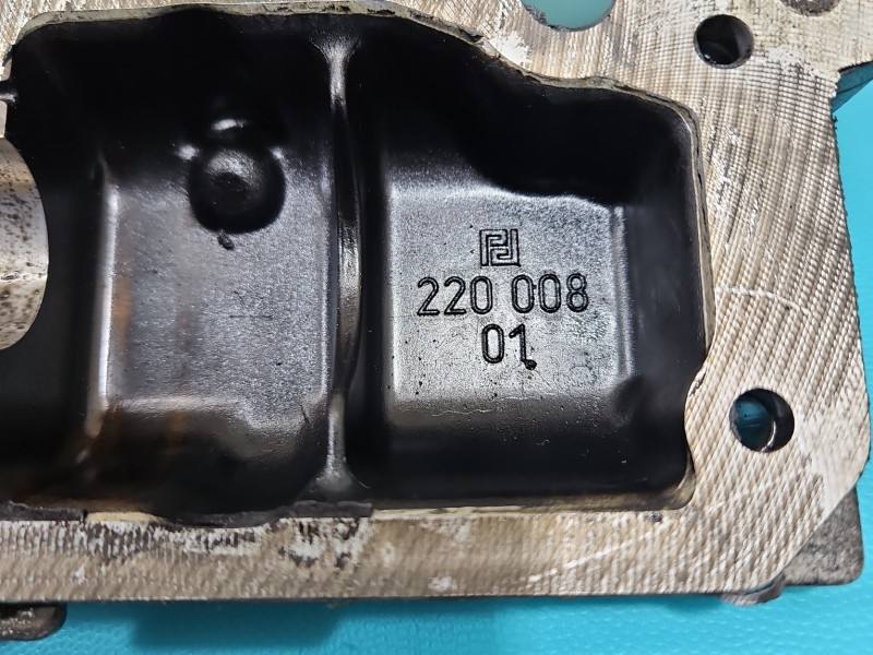 Клапанна кришка Mercedes E W211 A6420101430 — фото деталі 6