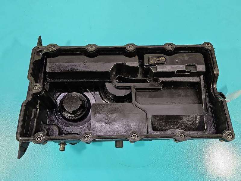 Клапанная крышка Volkswagen Touran 03G103469L — фото детали 5