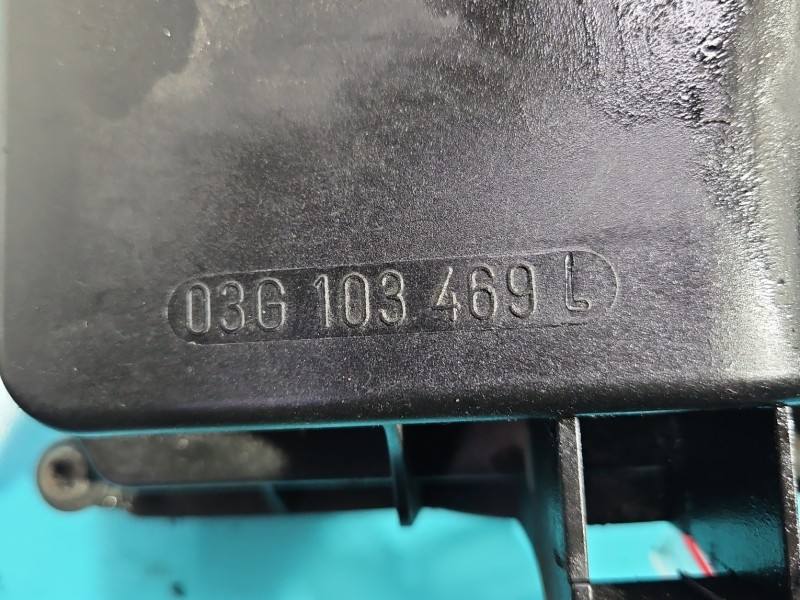 Клапанная крышка Volkswagen Touran 03G103469L — фото детали 7