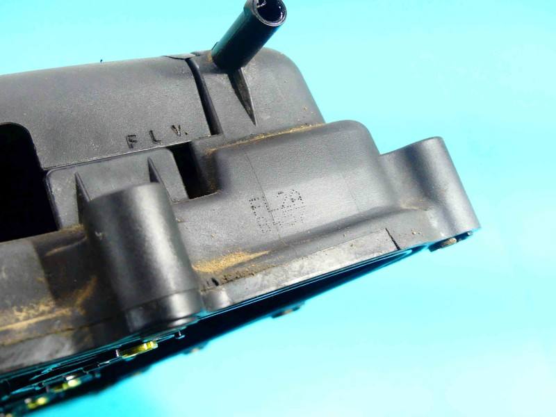 Клапанна кришка Kia Venga 22405-2B010 — фото деталі 6
