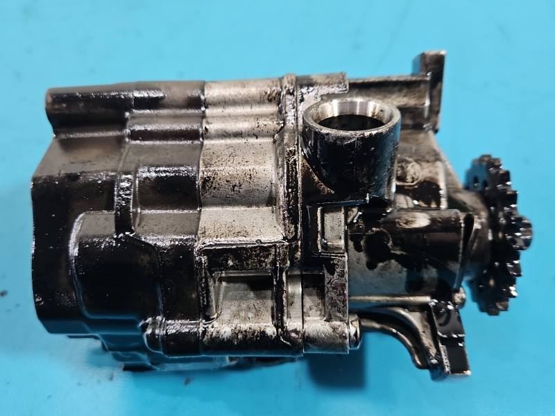 Масляний насос Mercedes S W222 A6541811600