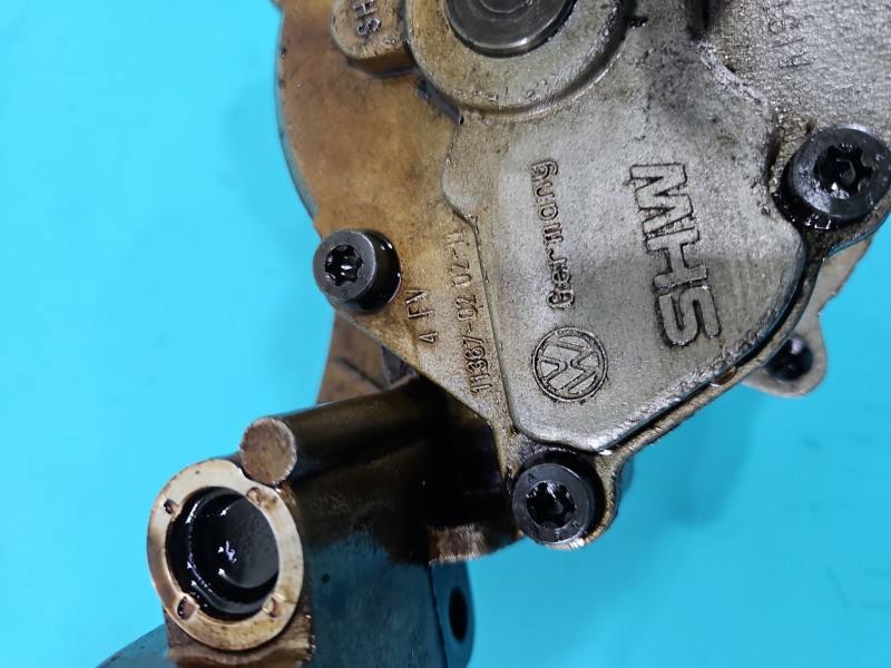 Масляный насос Volkswagen Touran 03C103669E — фото детали 6