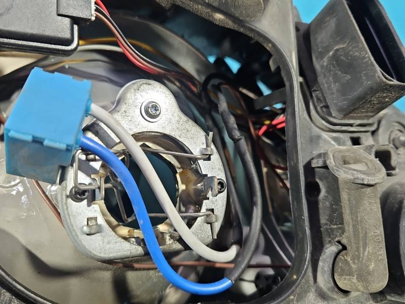 Фара передня ліва Ford Focus 4M51-13W030-AF — фото деталі 10