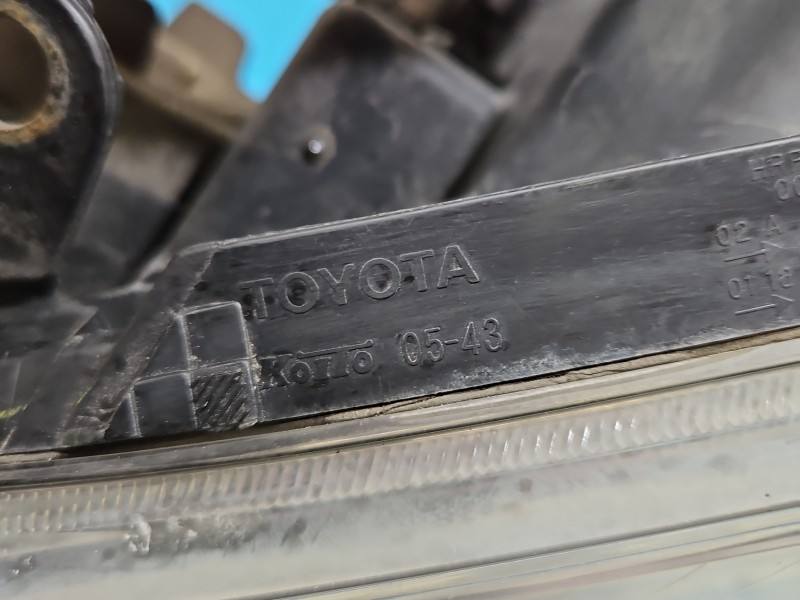 Фара передня ліва Toyota Avensis T25 — фото деталі 11