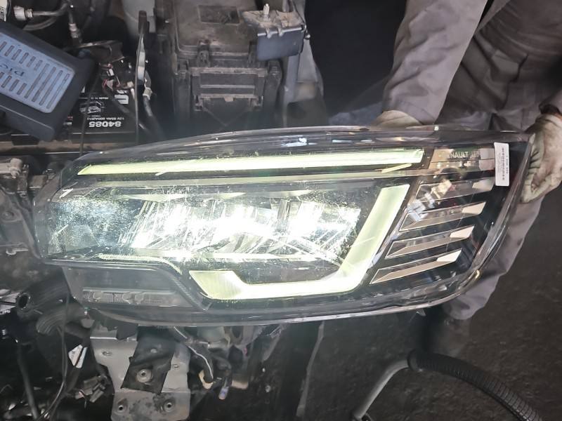 Фара передня ліва Renault Trafic 260601790R