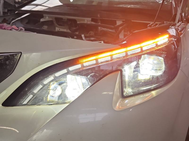 Фара передняя левая Peugeot 3008 9837759780