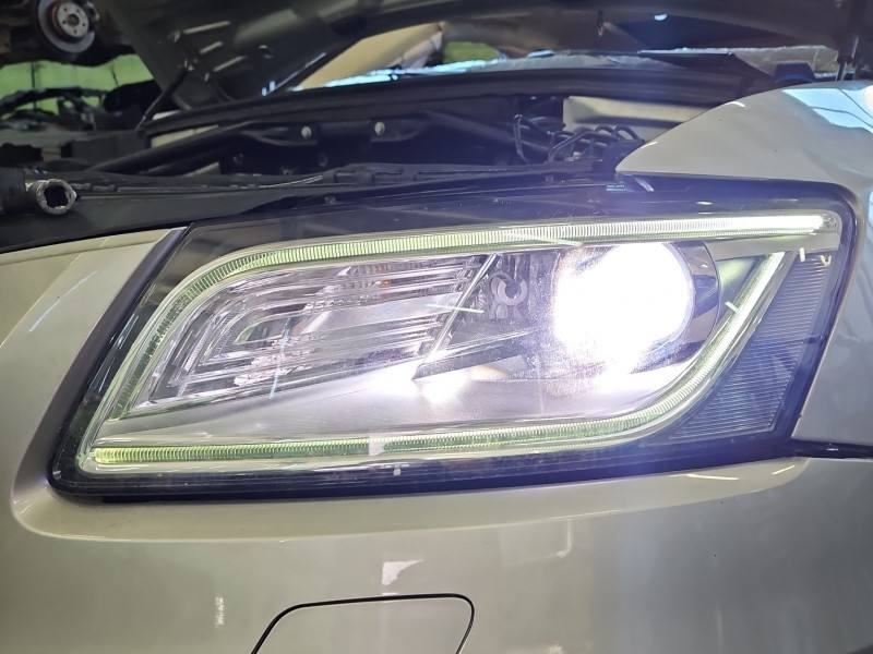 Фара передня ліва Audi Q5 8R0941031C