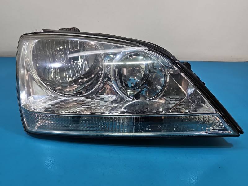 Фара передня права Kia Sorento 92102-3E0