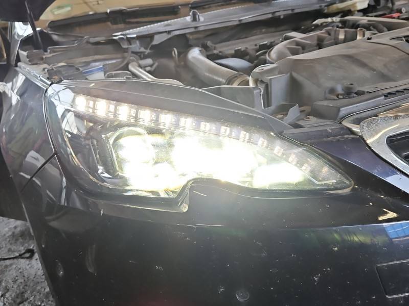Фара передня права Peugeot 308 130732940400