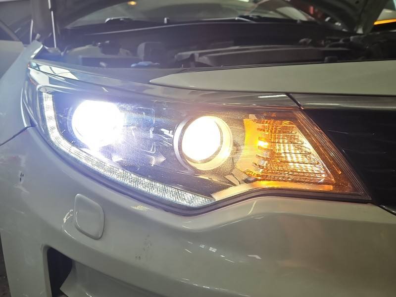 Фара передня права Kia Optima 92102D4070
