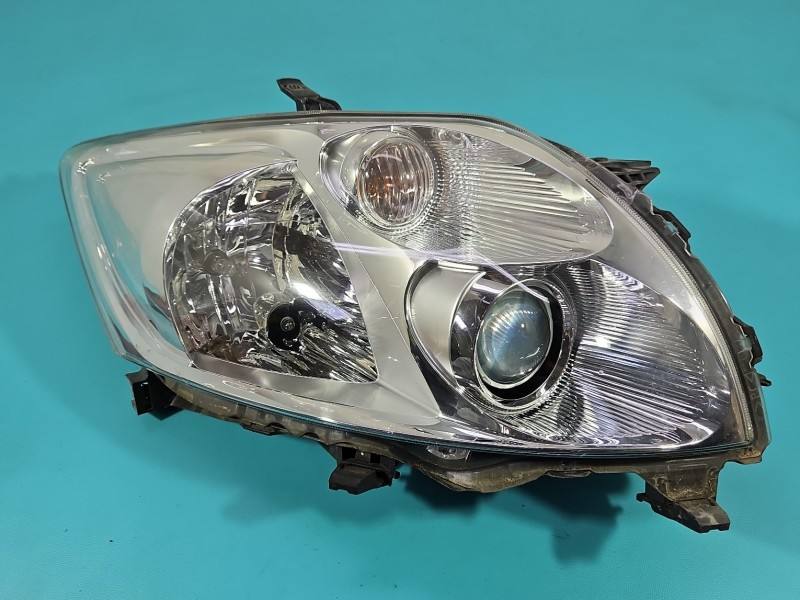 Фара передня права Toyota Auris 81130-02470