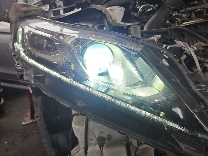 Фара передня права Mitsubishi Eclipse — фото деталі 2
