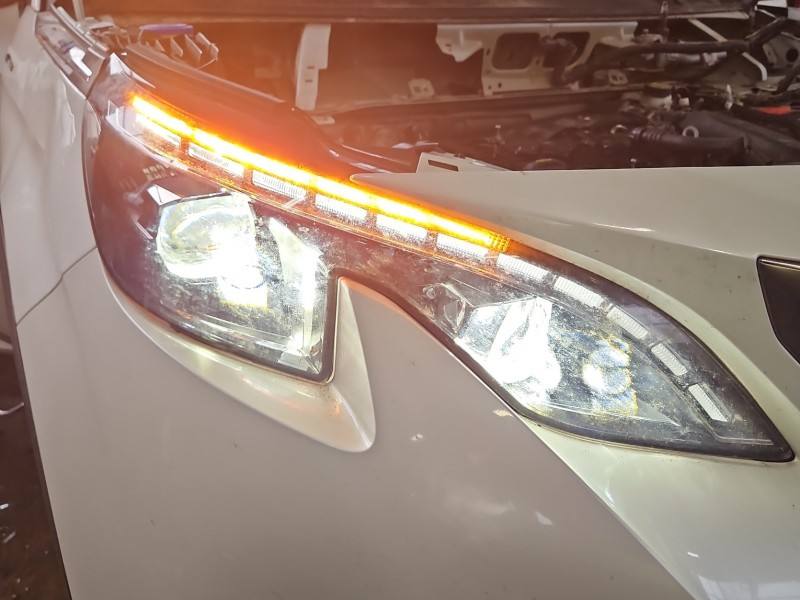 Фара передня права Peugeot 3008 9837759580