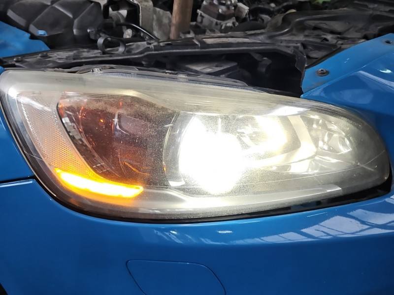 Фара передняя правая Volvo S60 31420109