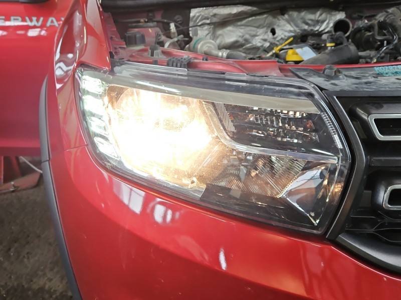 Фара передня права Dacia Sandero 260103529R