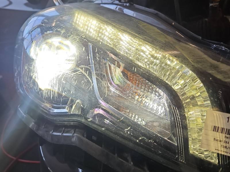 Фара передня права Suzuki Sx4