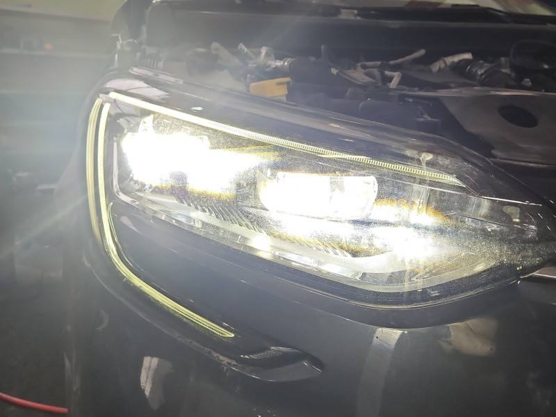 Фара передня права Renault Megane 4 260104596R