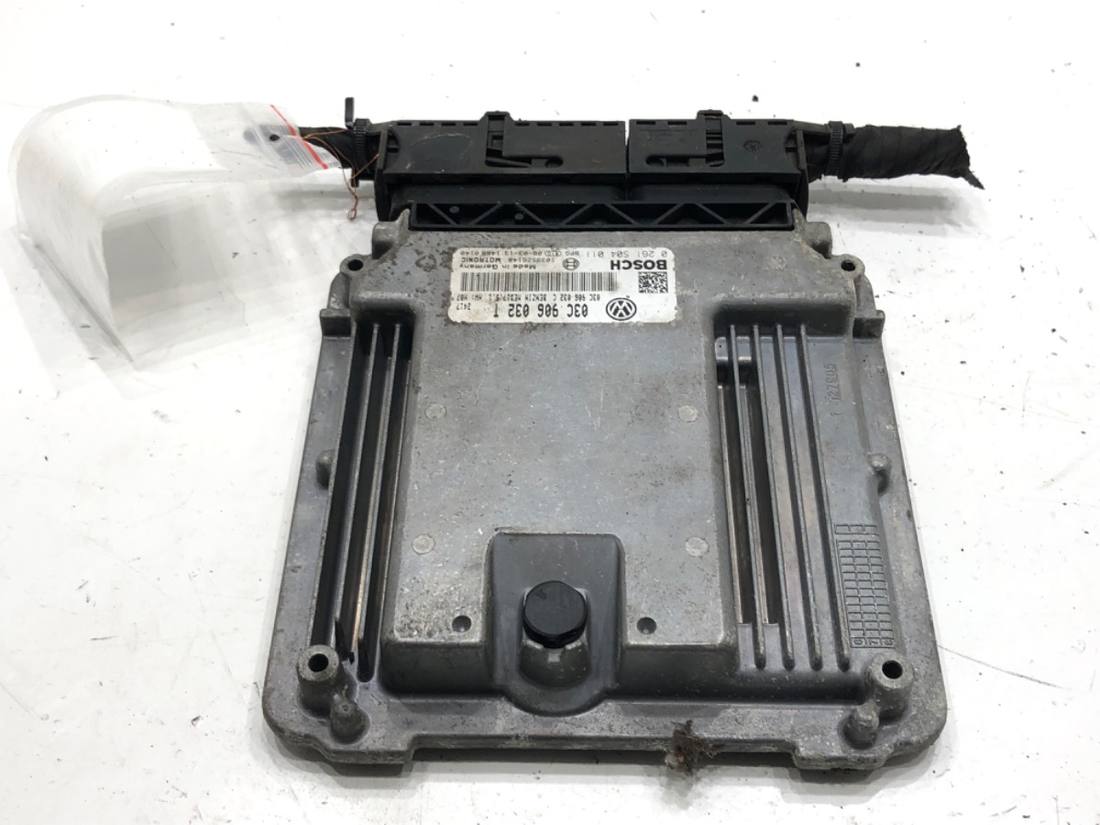ЕБУ блок управління двигуна Volkswagen Tiguan 03C906032T 0261S04011