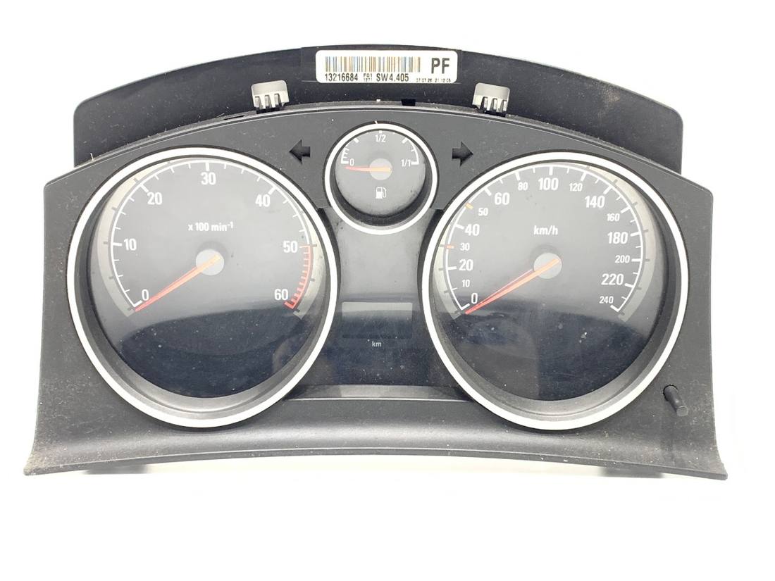 Щиток приладів Opel Zafira B 13216684