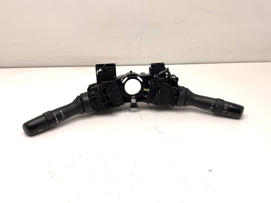 Тубус підрульовий блок перемикачів Toyota Avensis T27 173832