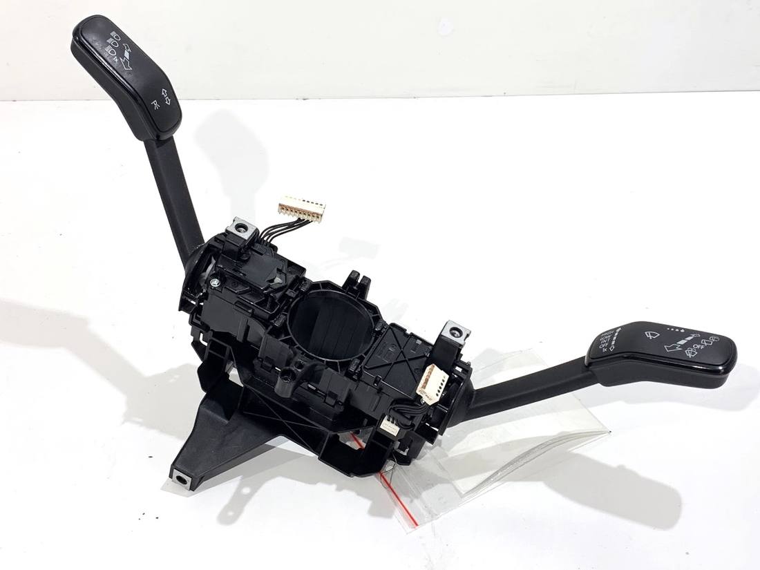 Тубус підрульовий блок перемикачів Volkswagen Passat B8 5Q0953502M