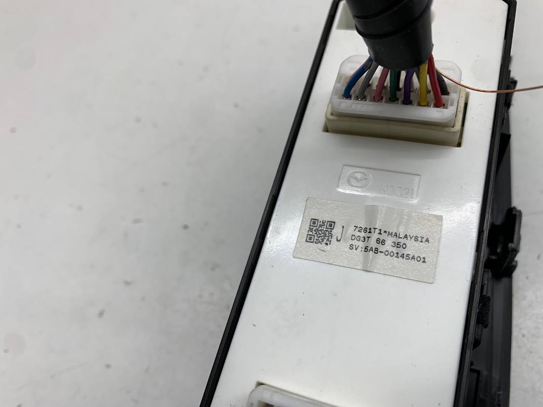 Блок кнопок стеклоподъемников Mazda 2 DG3T-66350 — фото детали 5