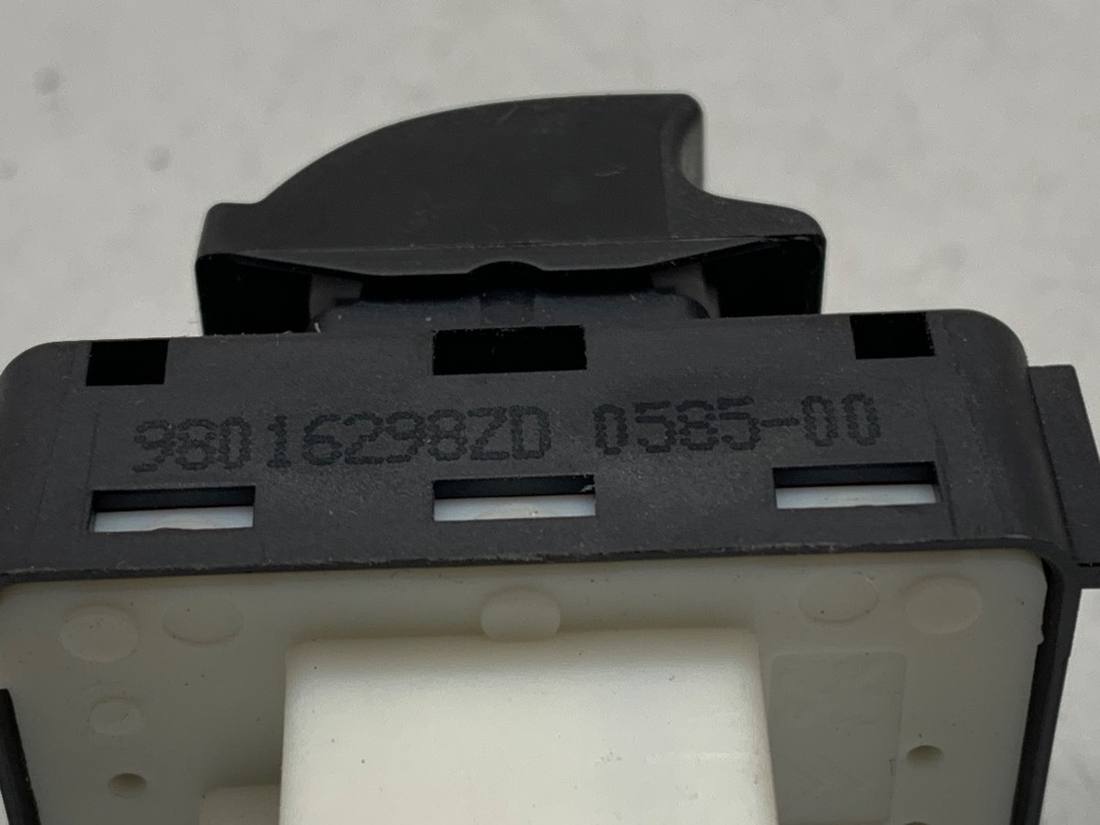 Блок кнопок склопідйомників Citroen C4 98016298ZD — фото деталі 4