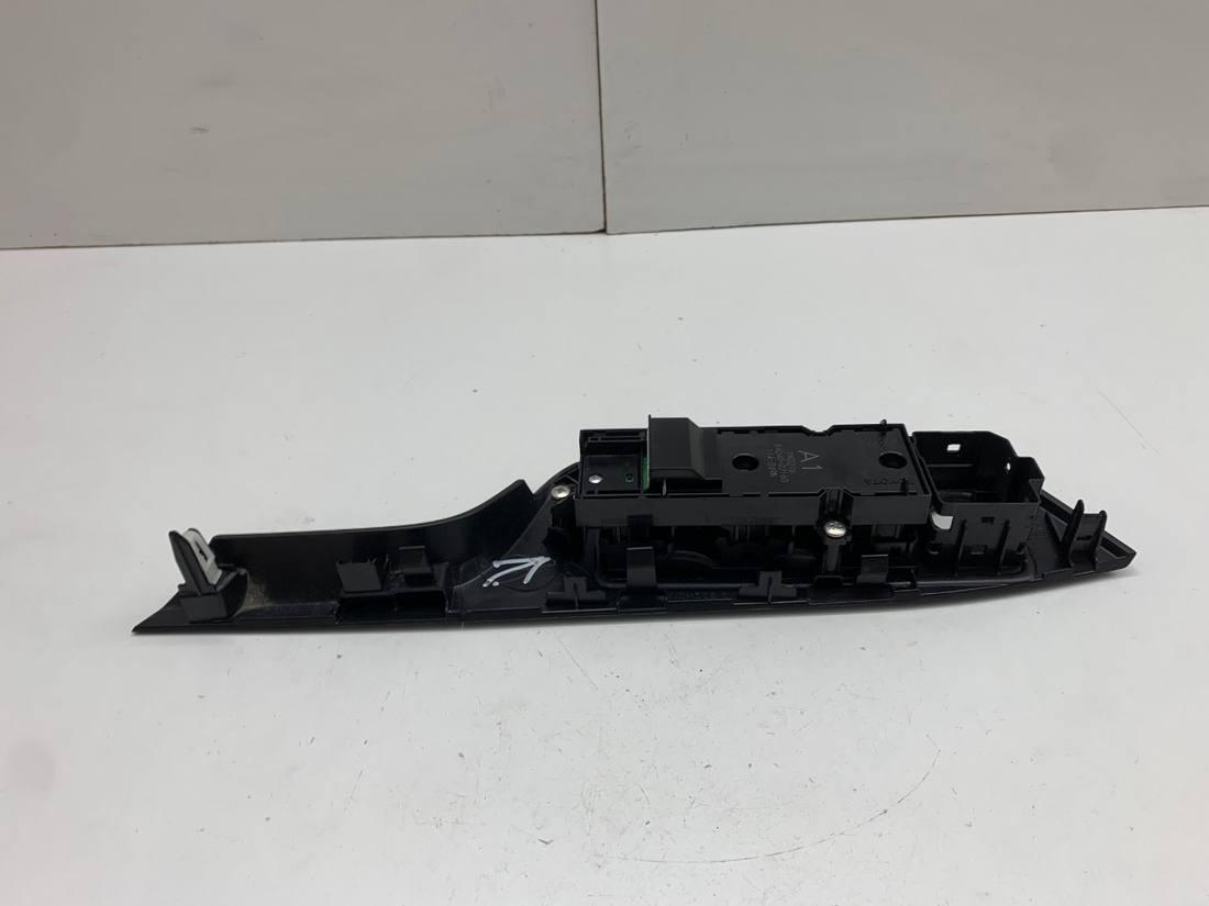 Блок кнопок склопідйомників Toyota C-HR 84040-02160 — фото деталі 2