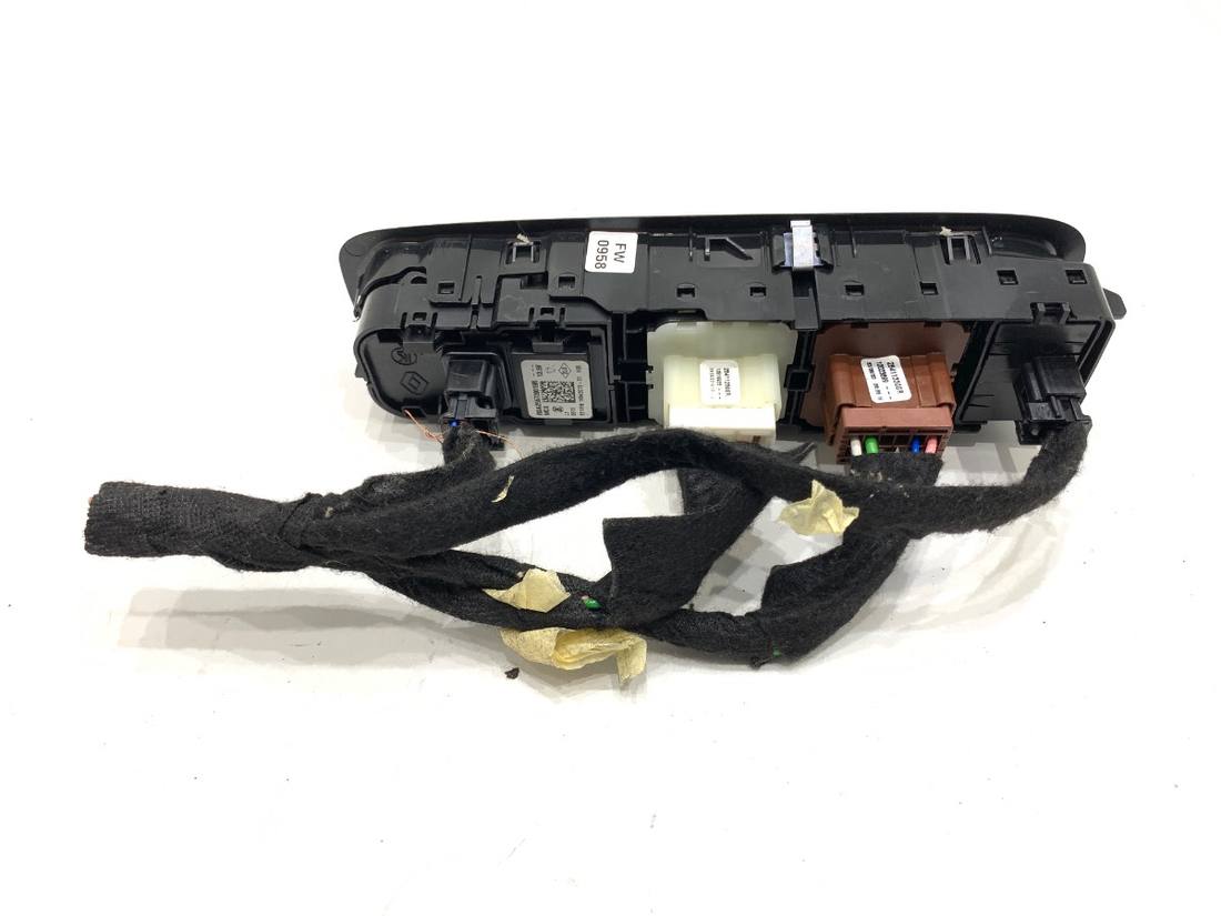 Блок кнопок стеклоподъемников Dacia Duster 809617787R — фото детали 3