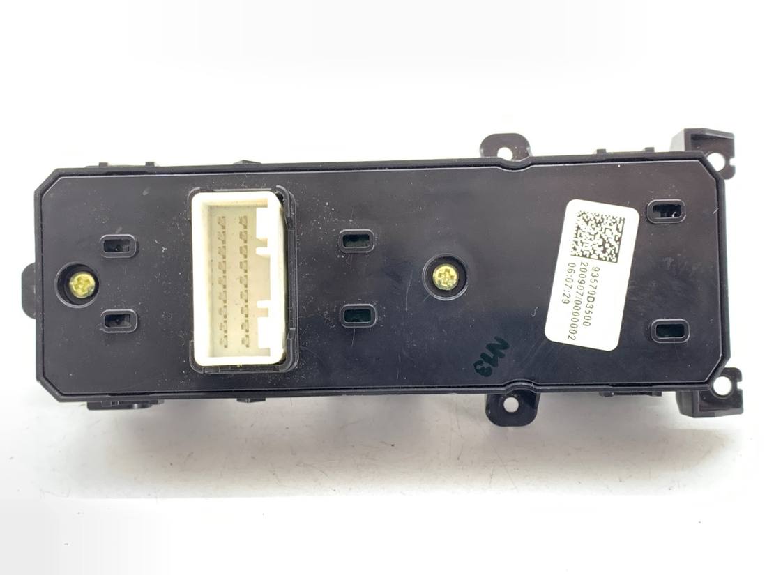 Блок кнопок склопідйомників Hyundai Tucson 93570D3500 — фото деталі 3