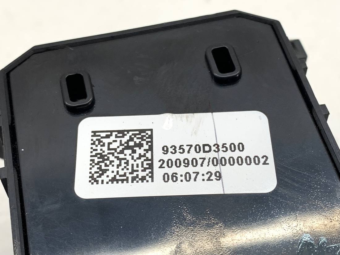 Блок кнопок склопідйомників Hyundai Tucson 93570D3500 — фото деталі 4